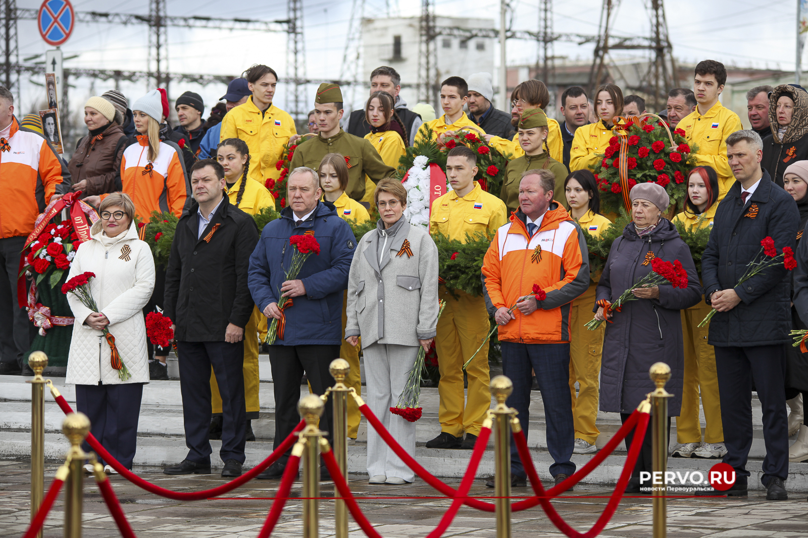 В Первоуральске у мемориала Новотрубникам-героям состоялась торжественная церемония возложения венков