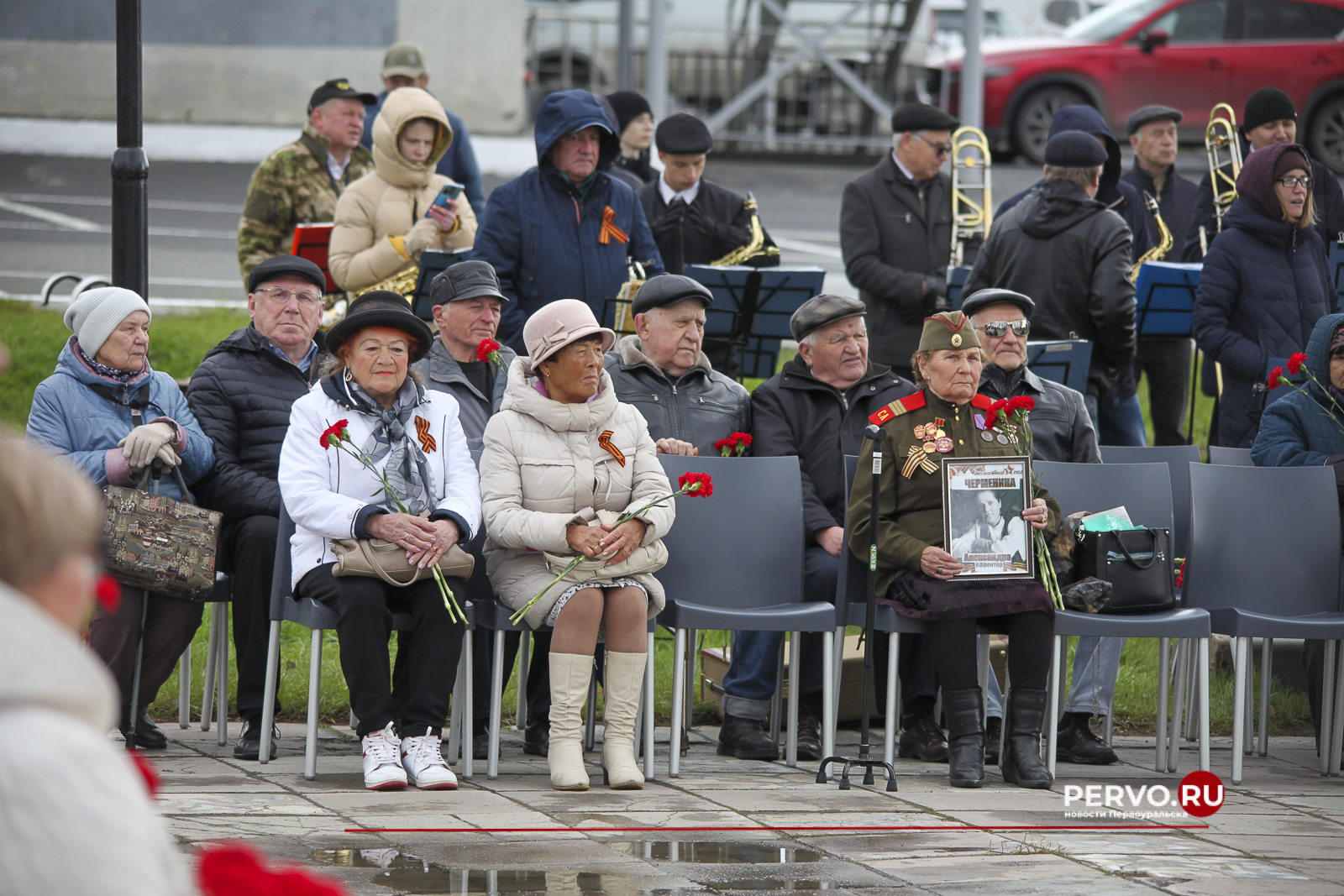 В Первоуральске у мемориала Новотрубникам-героям состоялась торжественная церемония возложения венков