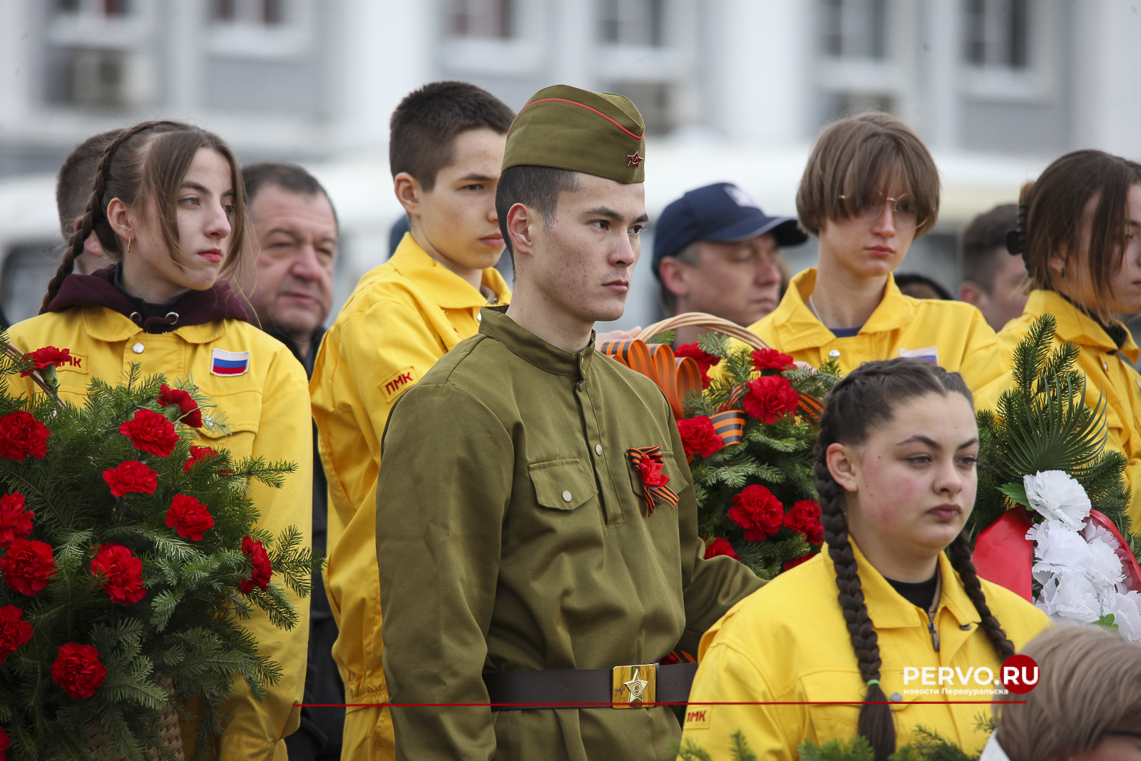 В Первоуральске у мемориала Новотрубникам-героям состоялась торжественная церемония возложения венков