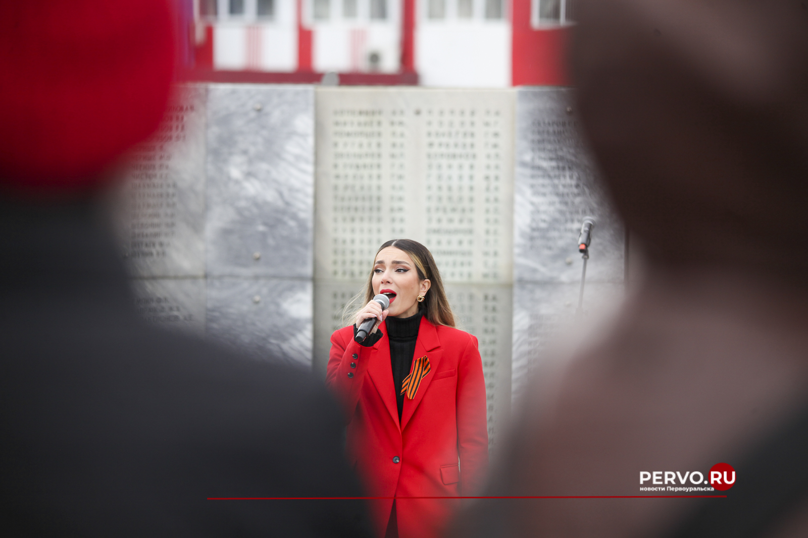 В Первоуральске у мемориала Новотрубникам-героям состоялась торжественная церемония возложения венков