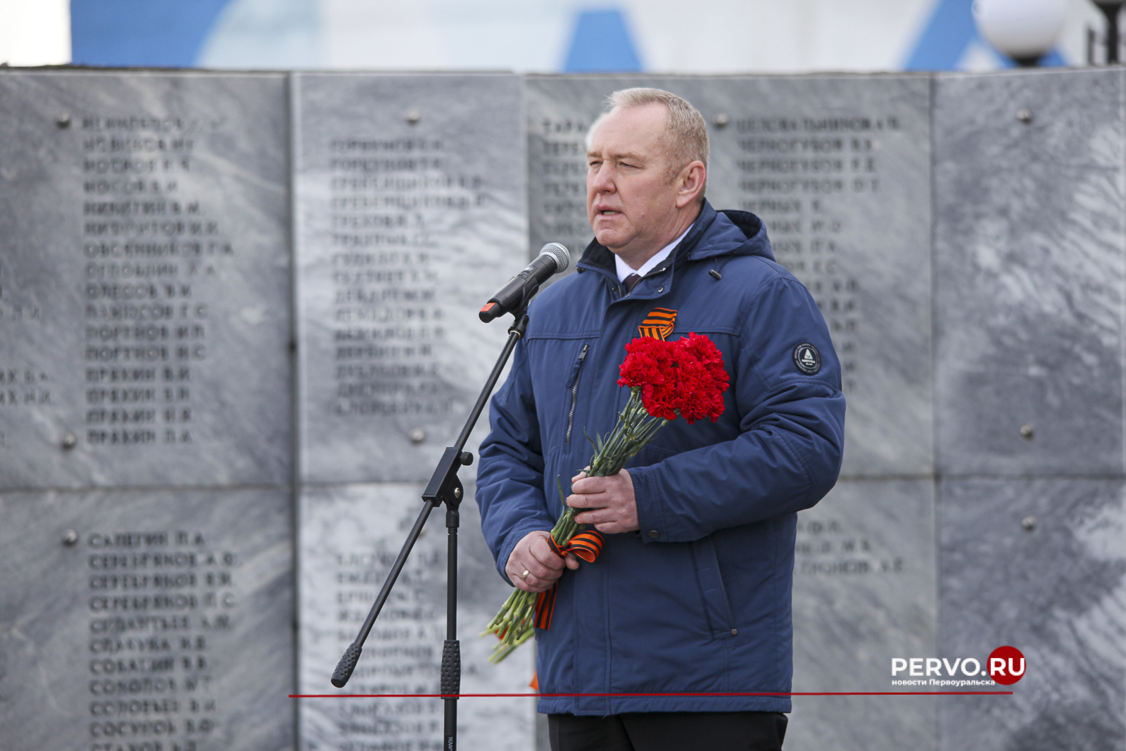 В Первоуральске у мемориала Новотрубникам-героям состоялась торжественная церемония возложения венков