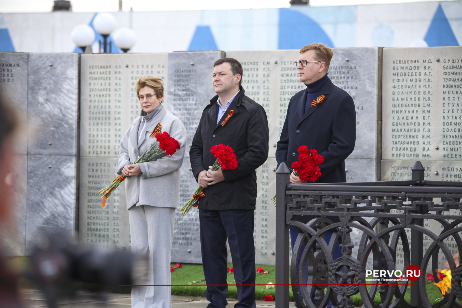 В Первоуральске у мемориала Новотрубникам-героям состоялась торжественная церемония возложения венков