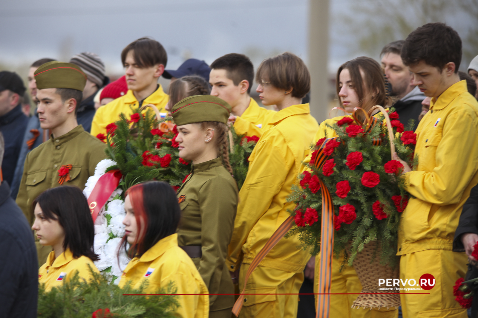 В Первоуральске у мемориала Новотрубникам-героям состоялась торжественная церемония возложения венков