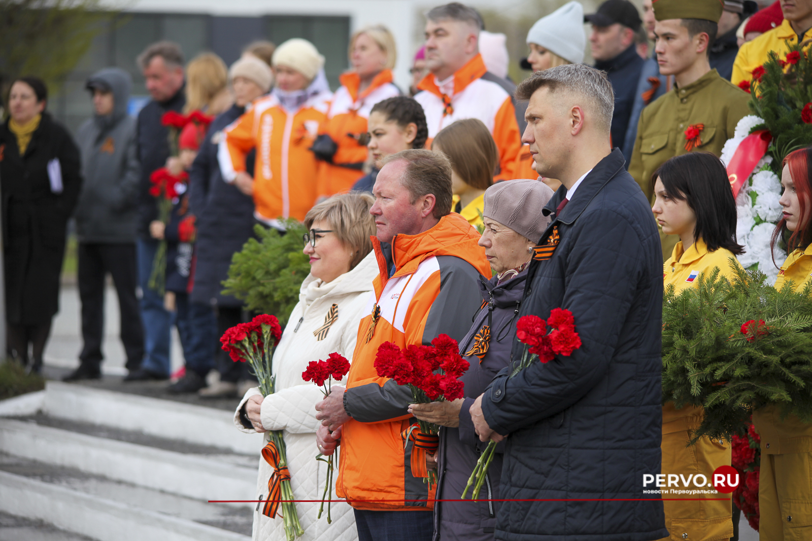 В Первоуральске у мемориала Новотрубникам-героям состоялась торжественная церемония возложения венков