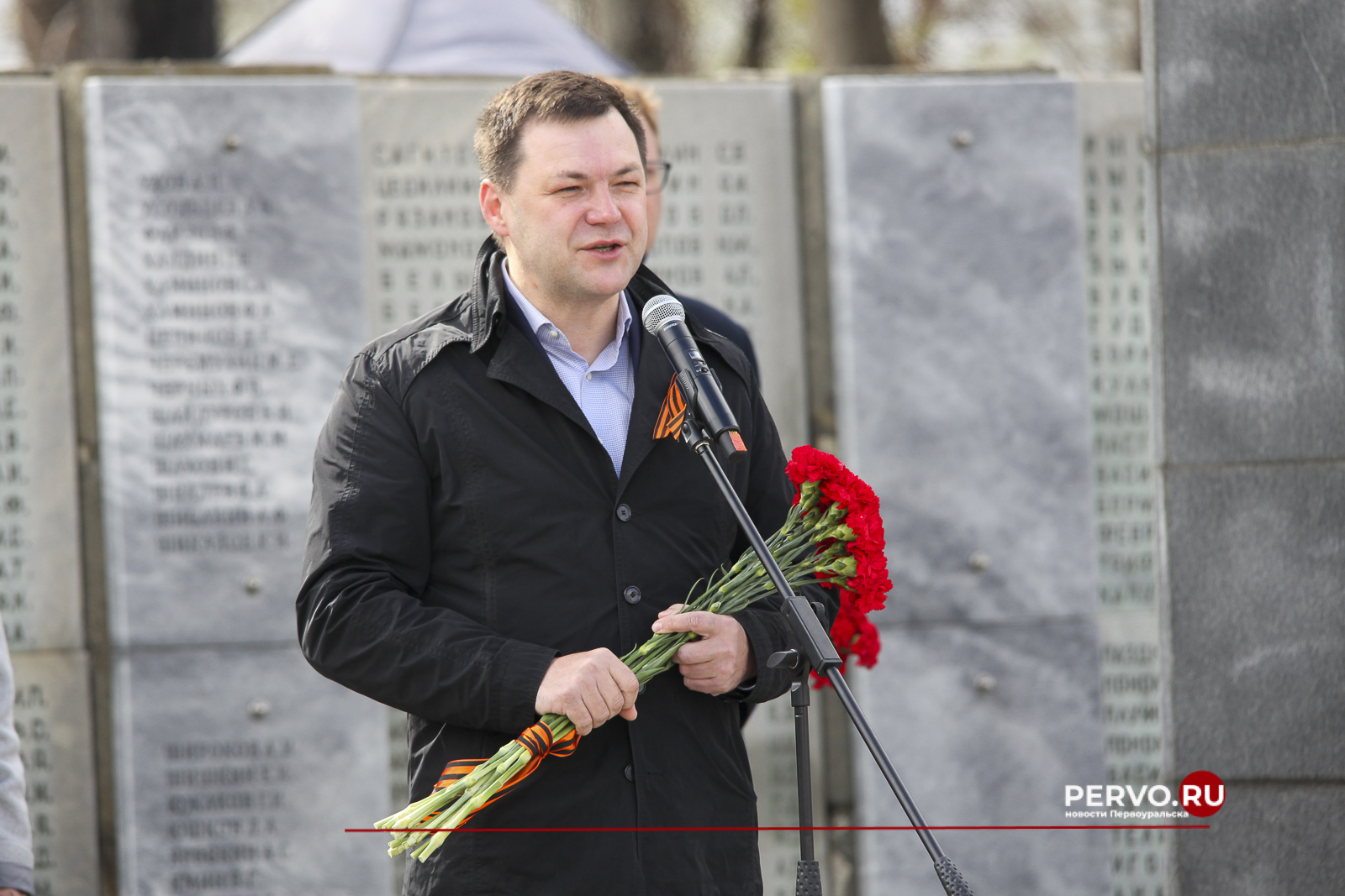 В Первоуральске у мемориала Новотрубникам-героям состоялась торжественная церемония возложения венков