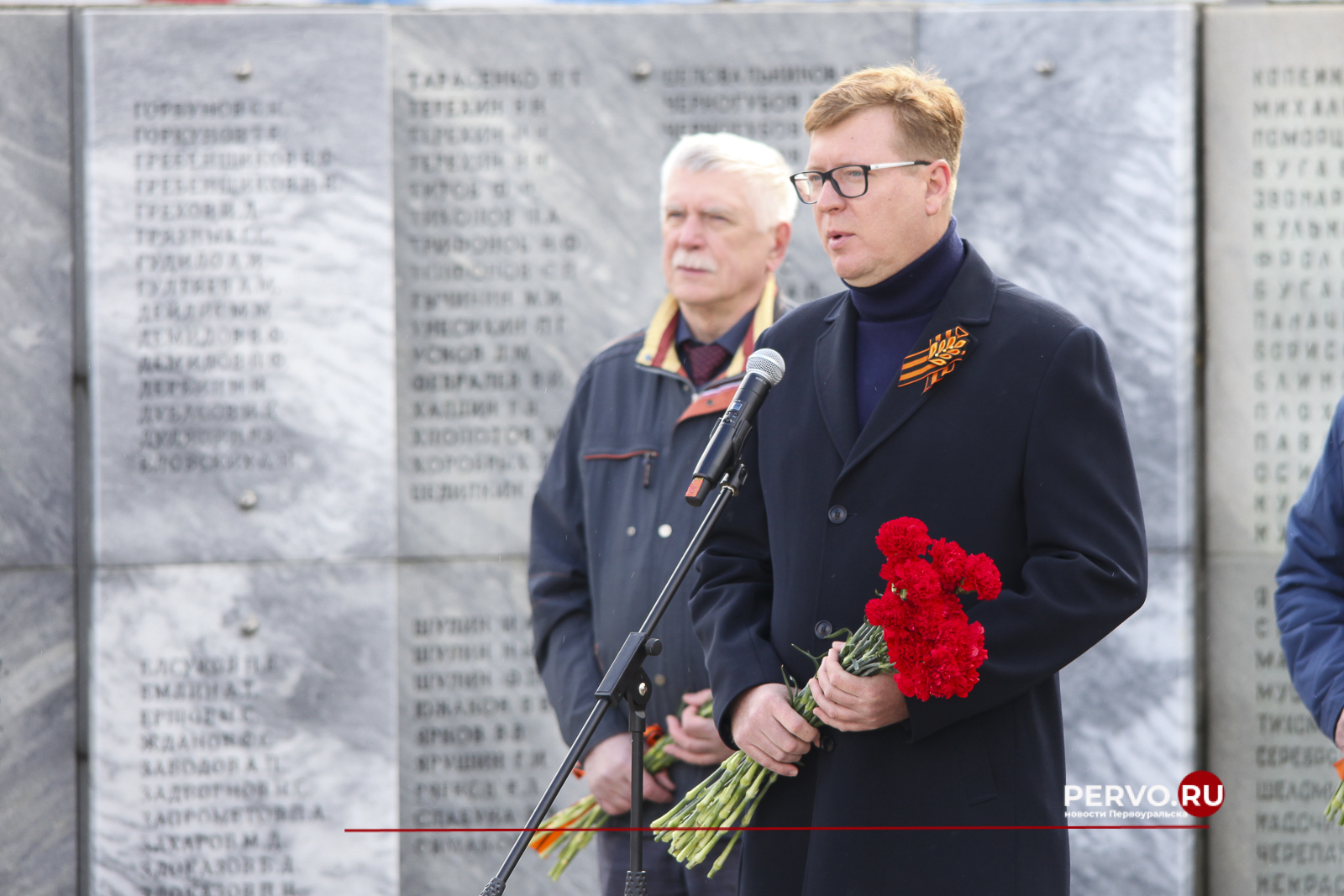 В Первоуральске у мемориала Новотрубникам-героям состоялась торжественная церемония возложения венков