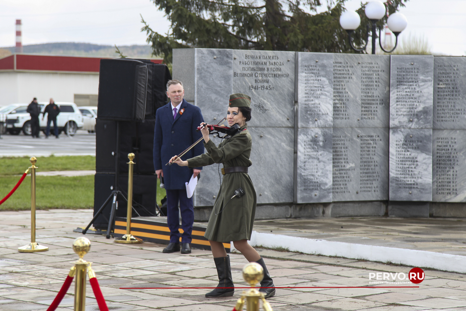 В Первоуральске у мемориала Новотрубникам-героям состоялась торжественная церемония возложения венков