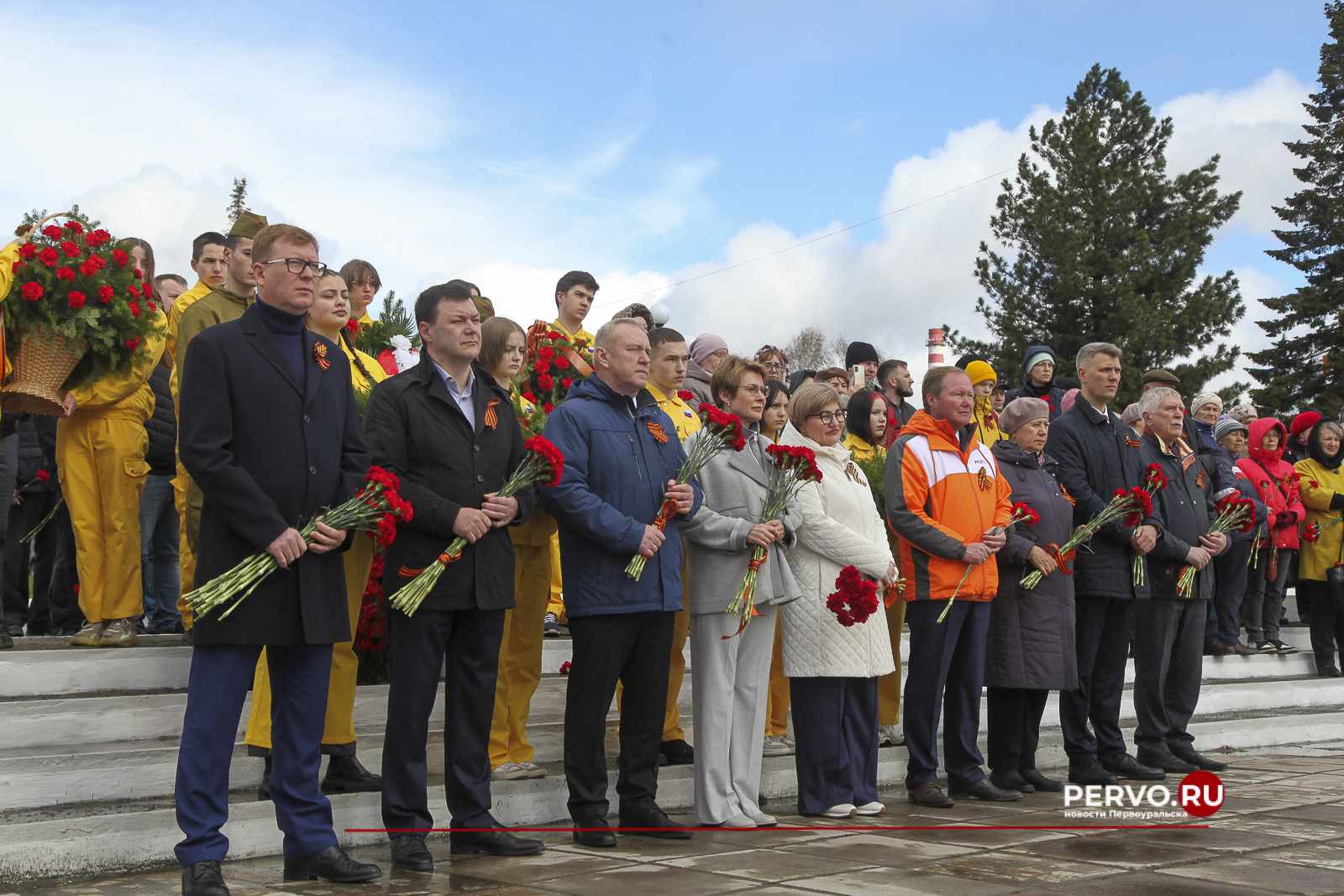 В Первоуральске у мемориала Новотрубникам-героям состоялась торжественная церемония возложения венков