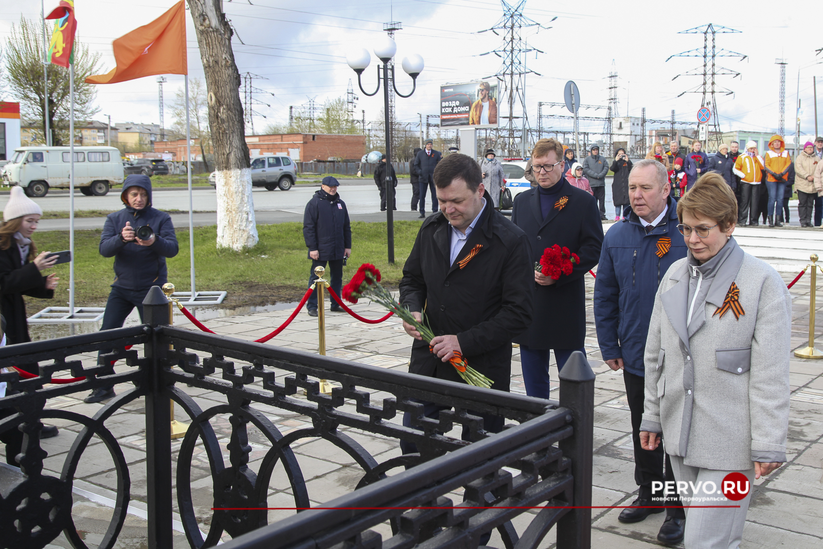 В Первоуральске у мемориала Новотрубникам-героям состоялась торжественная церемония возложения венков