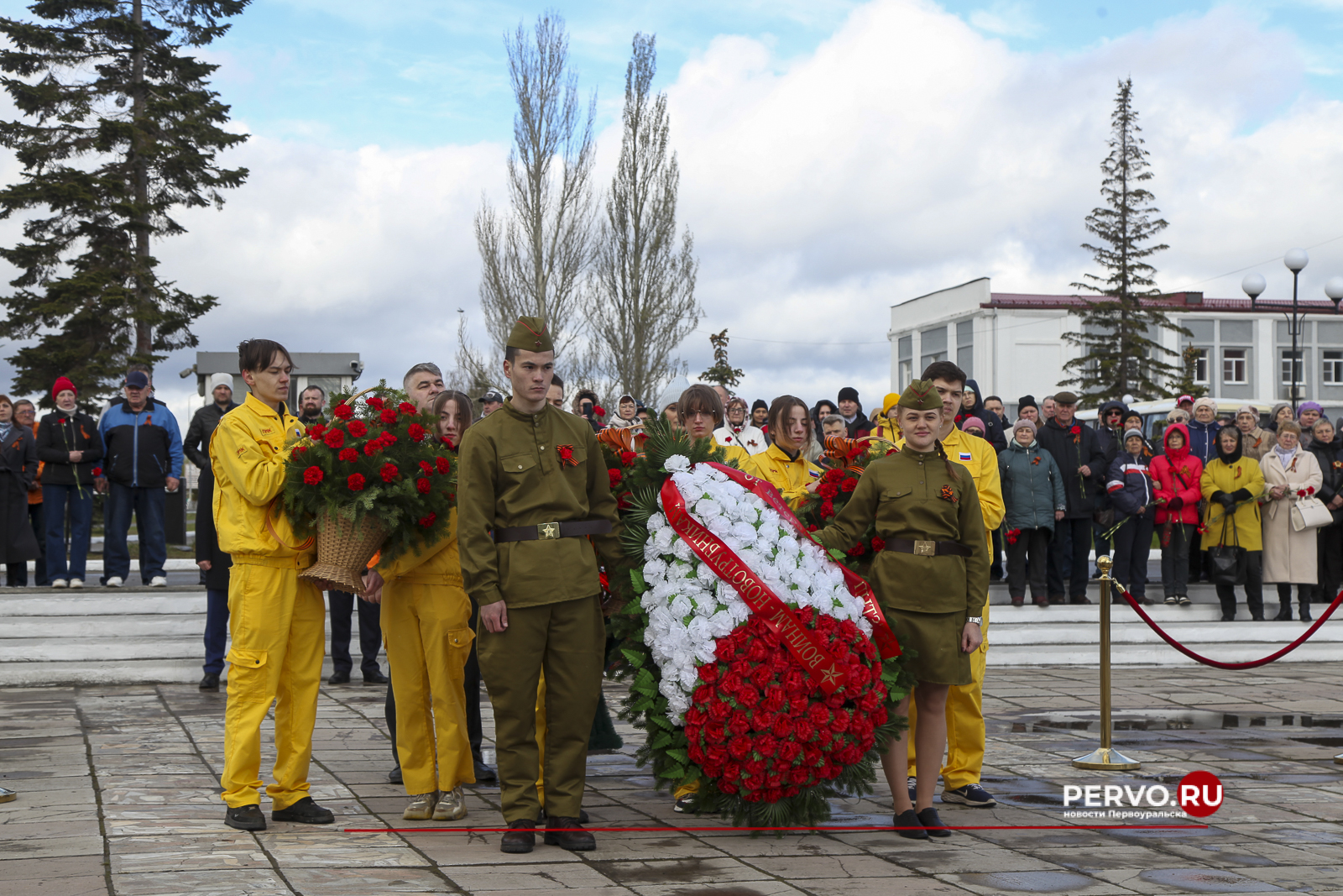 В Первоуральске у мемориала Новотрубникам-героям состоялась торжественная церемония возложения венков