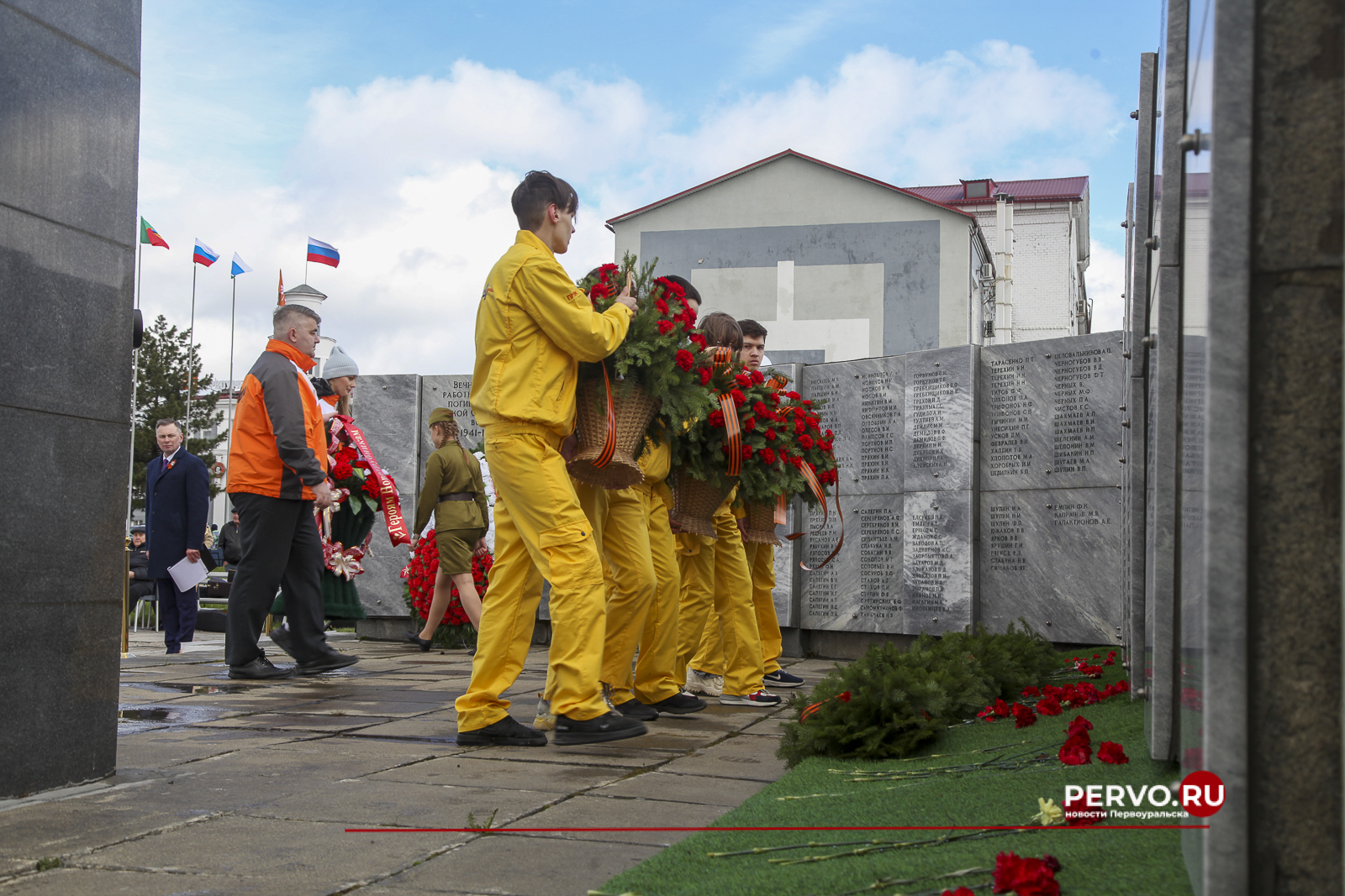 В Первоуральске у мемориала Новотрубникам-героям состоялась торжественная церемония возложения венков