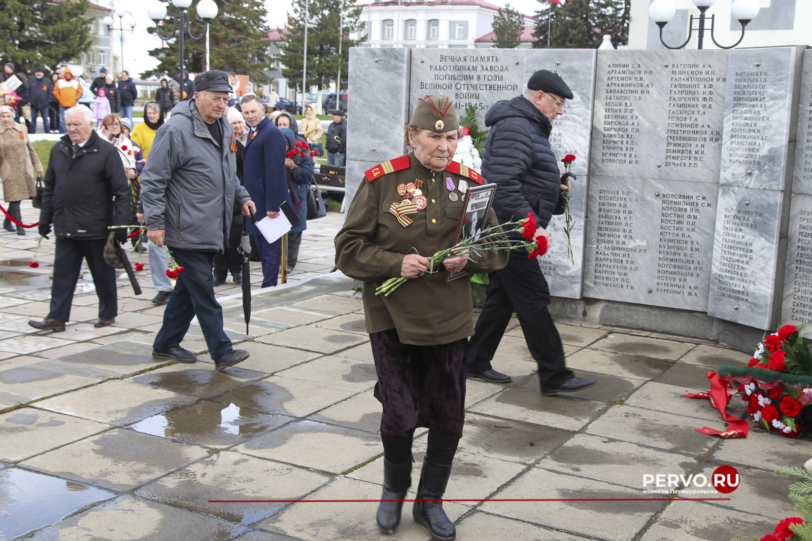 В Первоуральске у мемориала Новотрубникам-героям состоялась торжественная церемония возложения венков