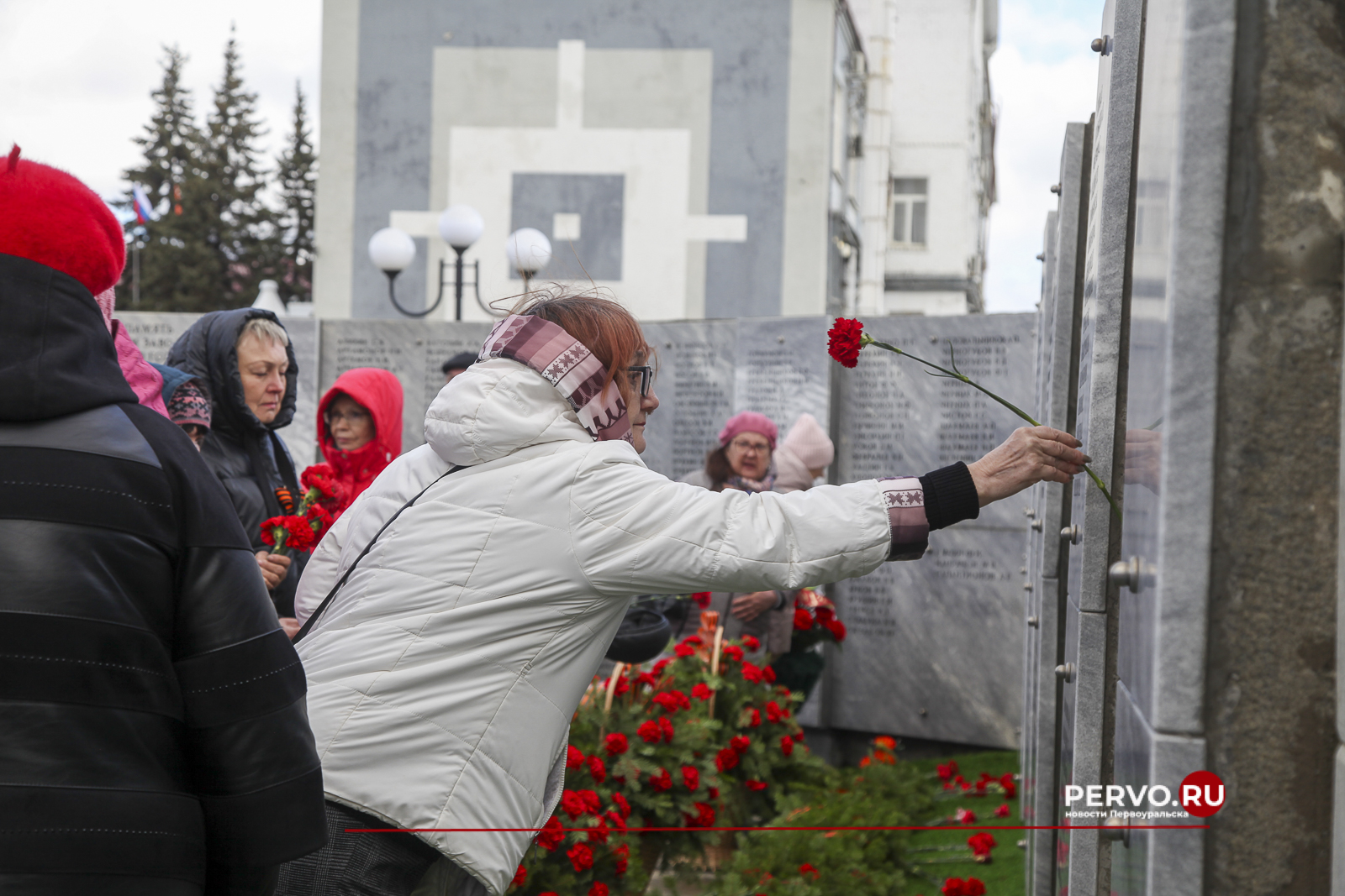 В Первоуральске у мемориала Новотрубникам-героям состоялась торжественная церемония возложения венков