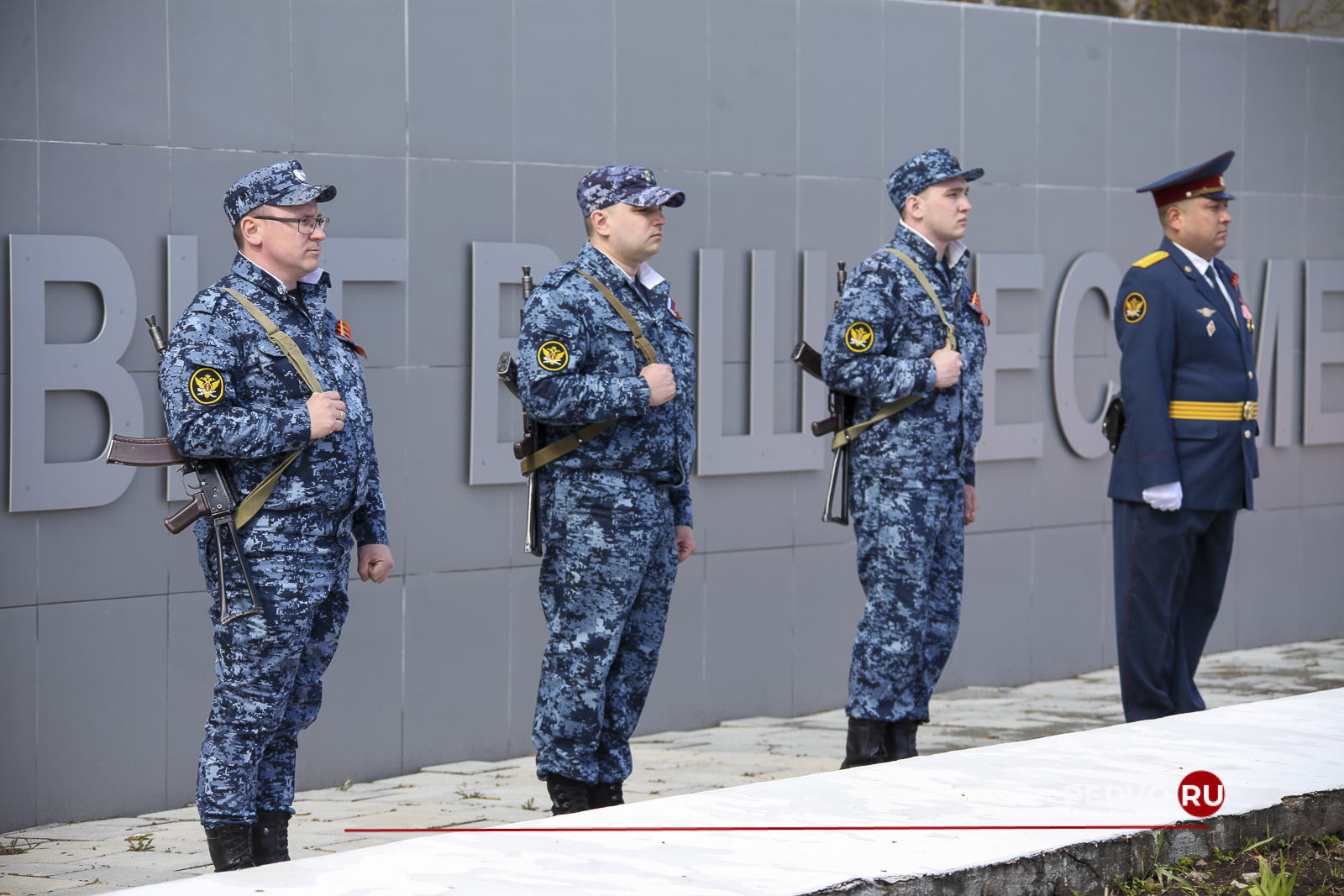 В Первоуральске в честь Дня Победы у Мемориала славы возложили цветы