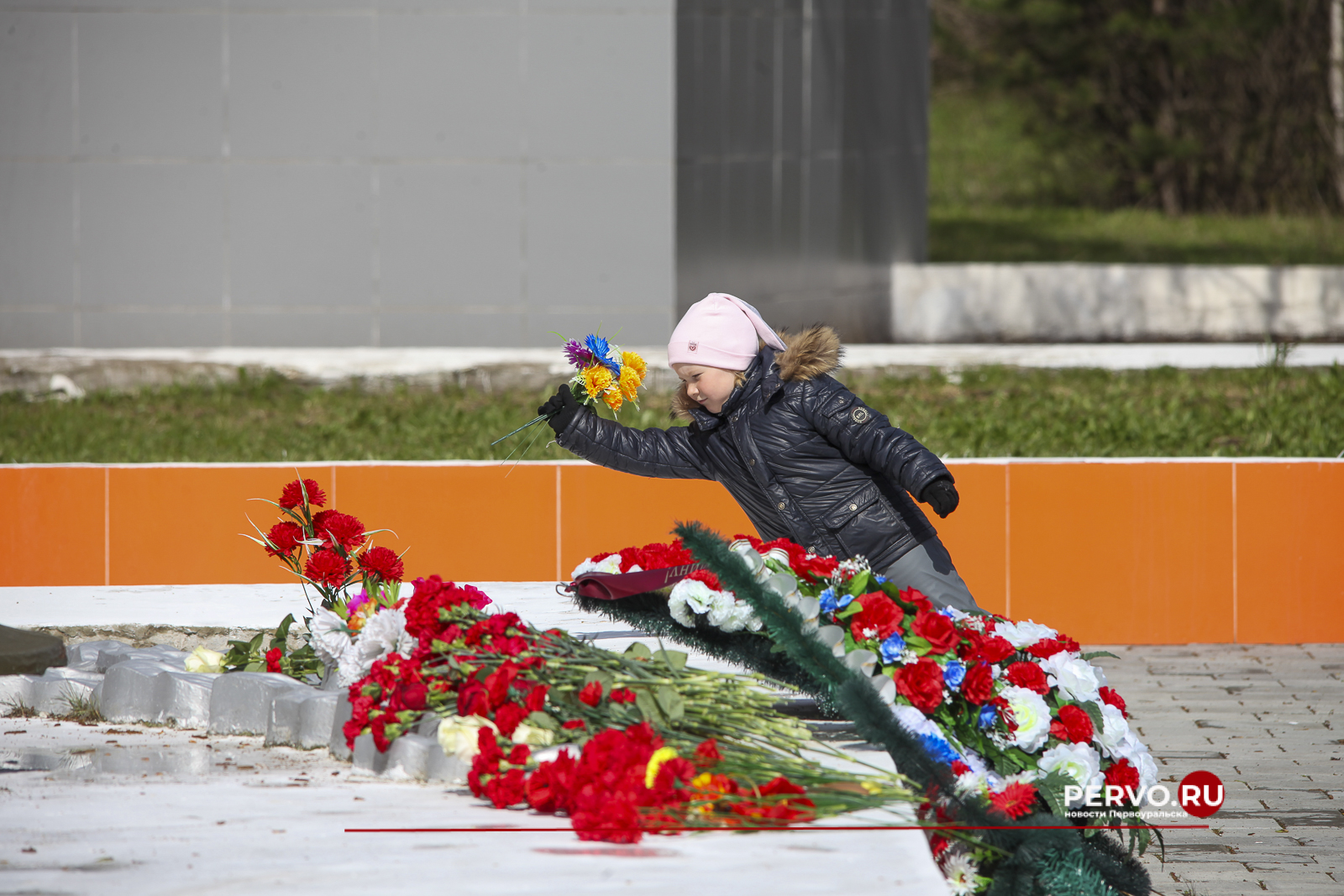 В честь Дня Победы у Мемориала славы возложили цветы