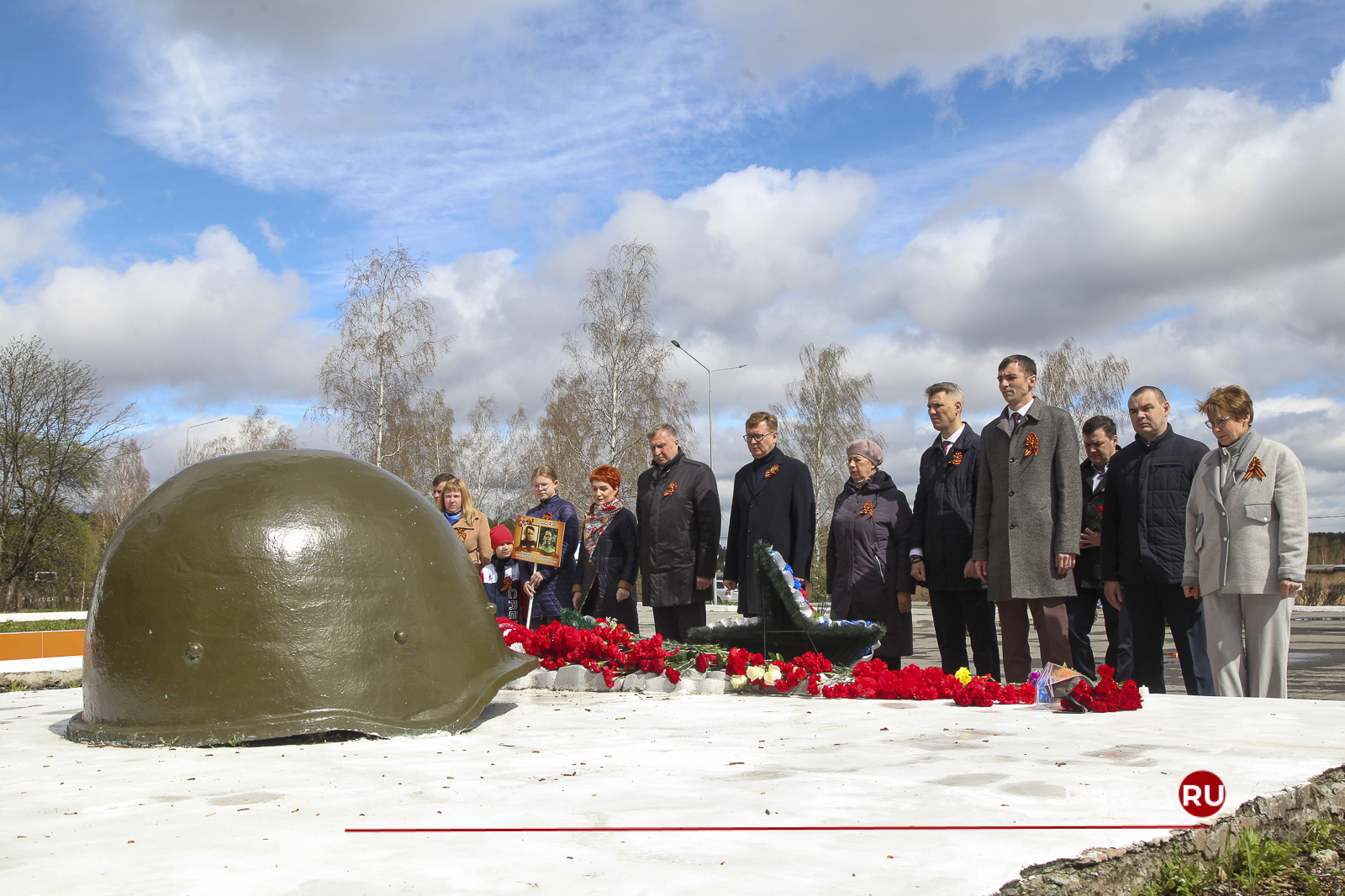В Первоуральске в честь Дня Победы у Мемориала славы возложили цветы