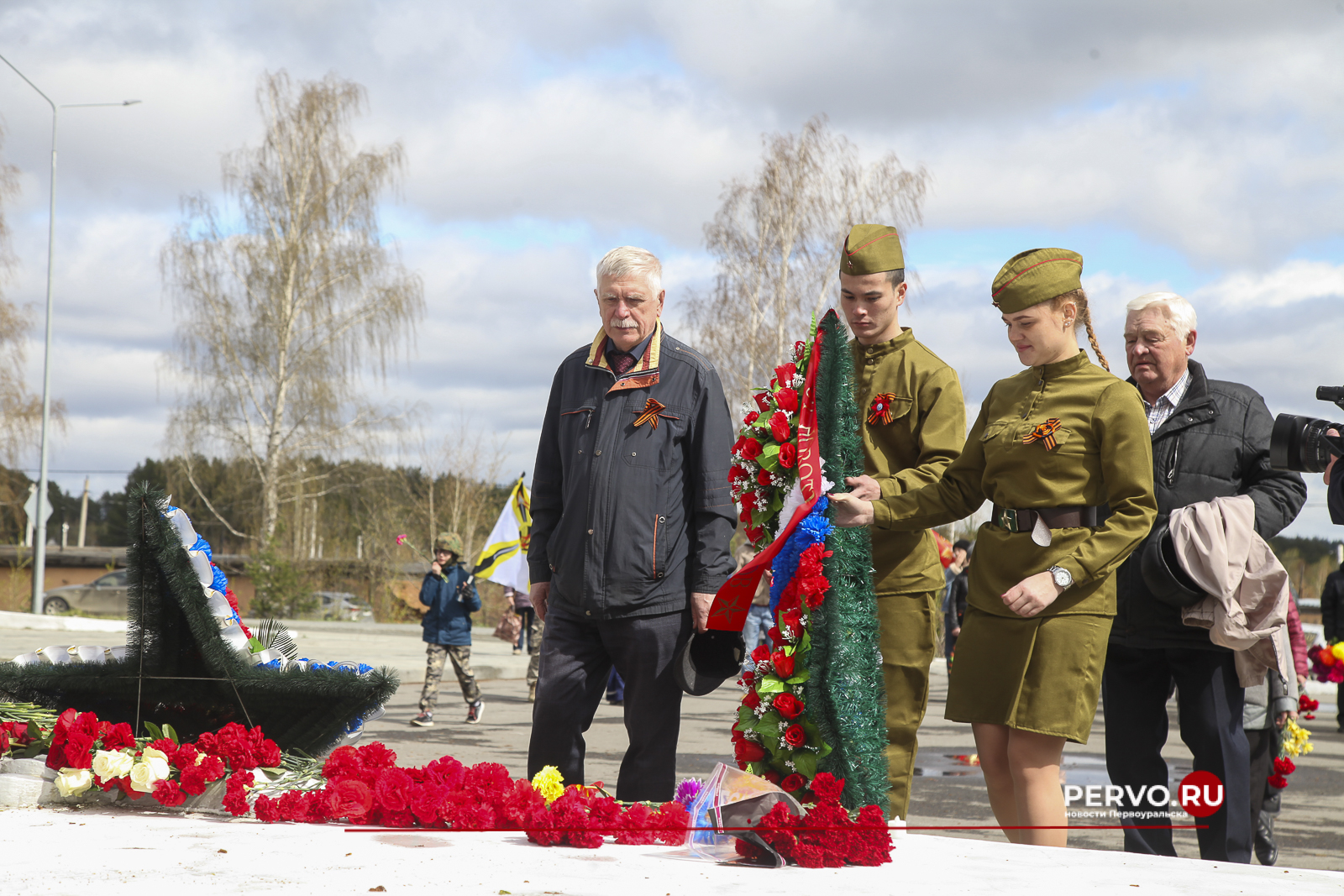 В Первоуральске в честь Дня Победы у Мемориала славы возложили цветы
