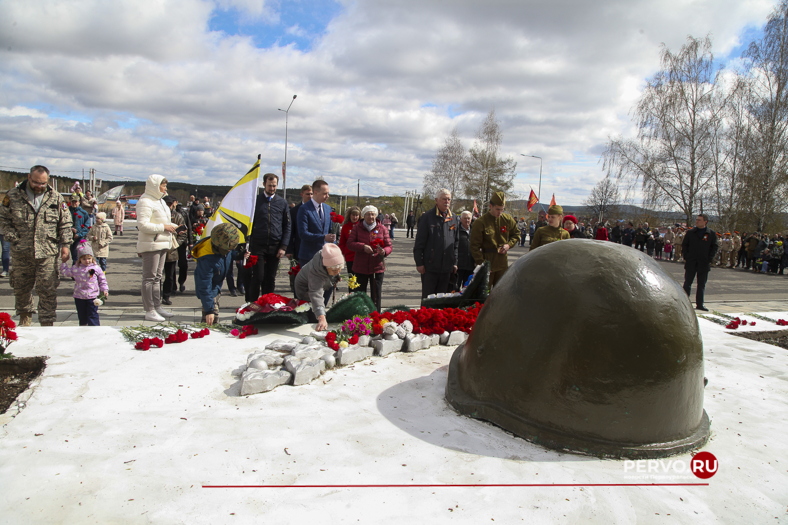В Первоуральске в честь Дня Победы у Мемориала славы возложили цветы