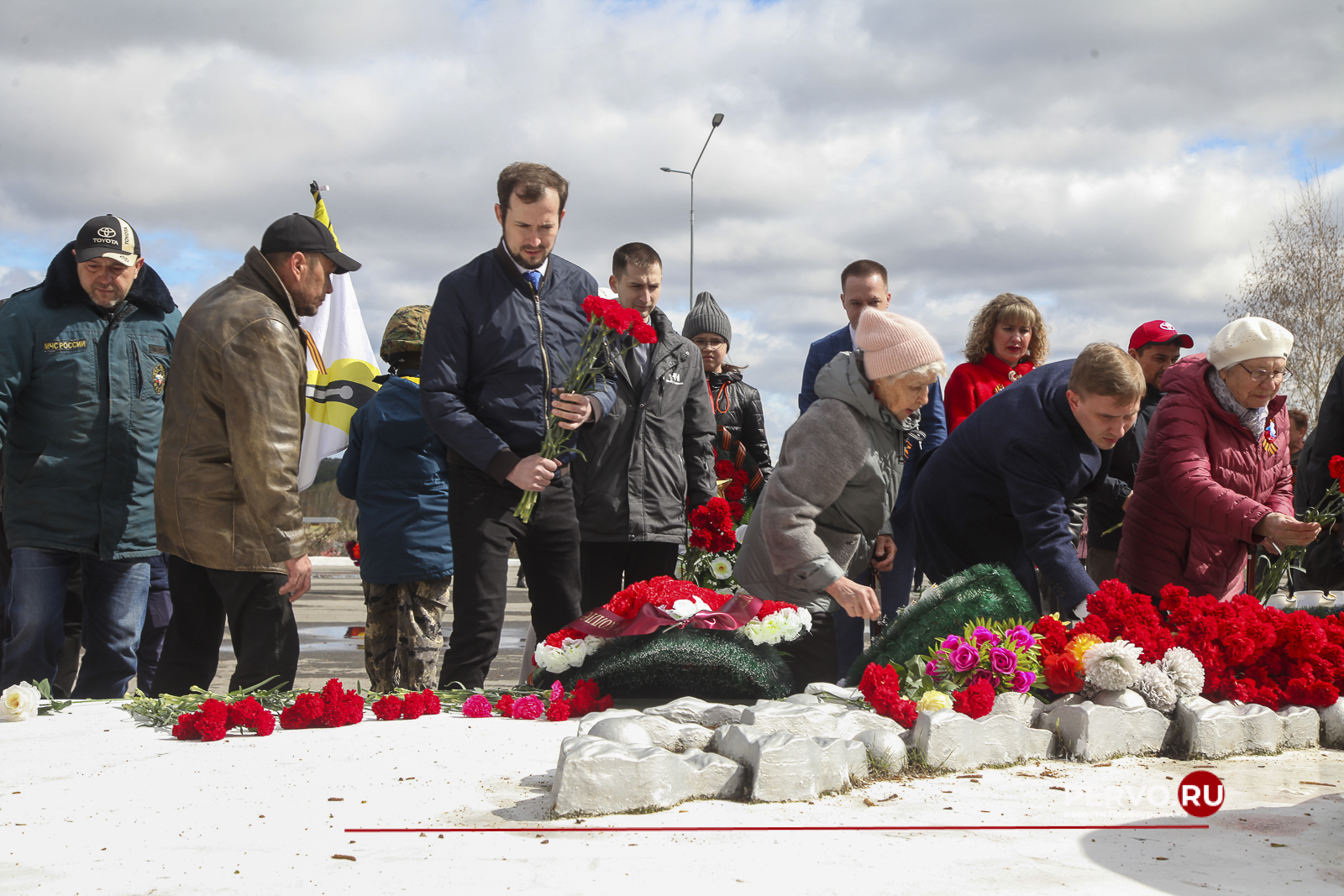 В Первоуральске в честь Дня Победы у Мемориала славы возложили цветы