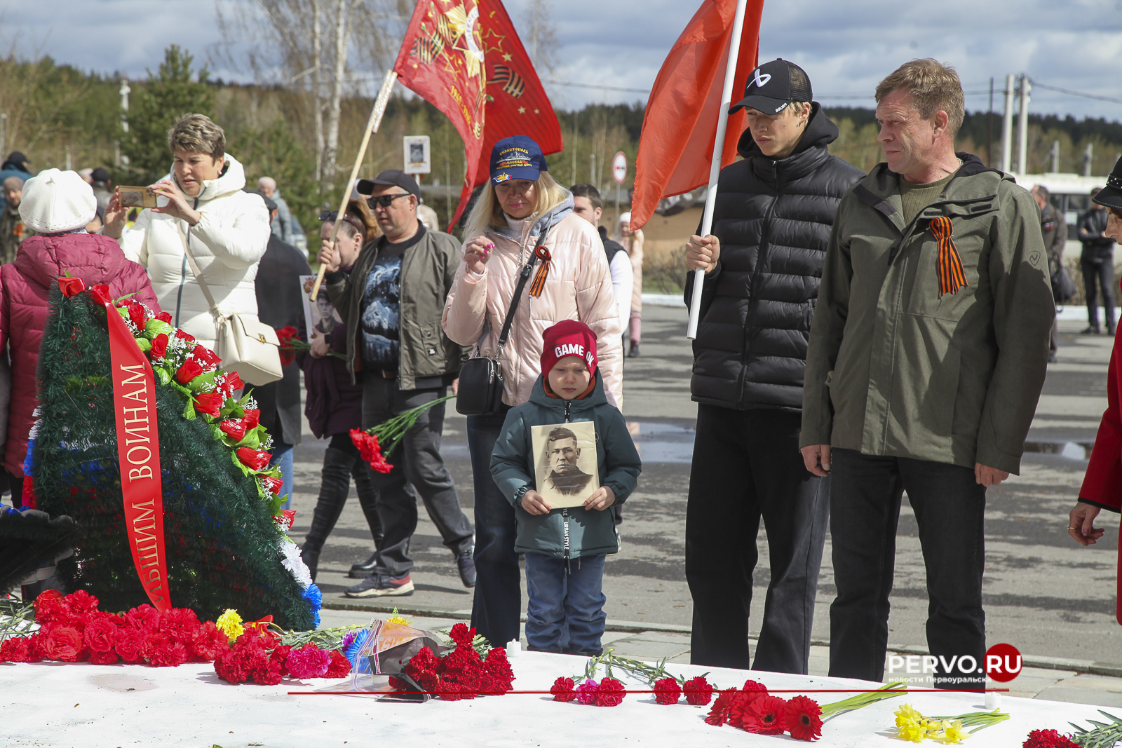 В Первоуральске в честь Дня Победы у Мемориала славы возложили цветы