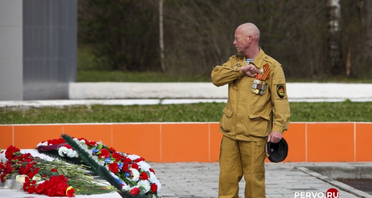 В честь Дня Победы у Мемориала славы возложили цветы