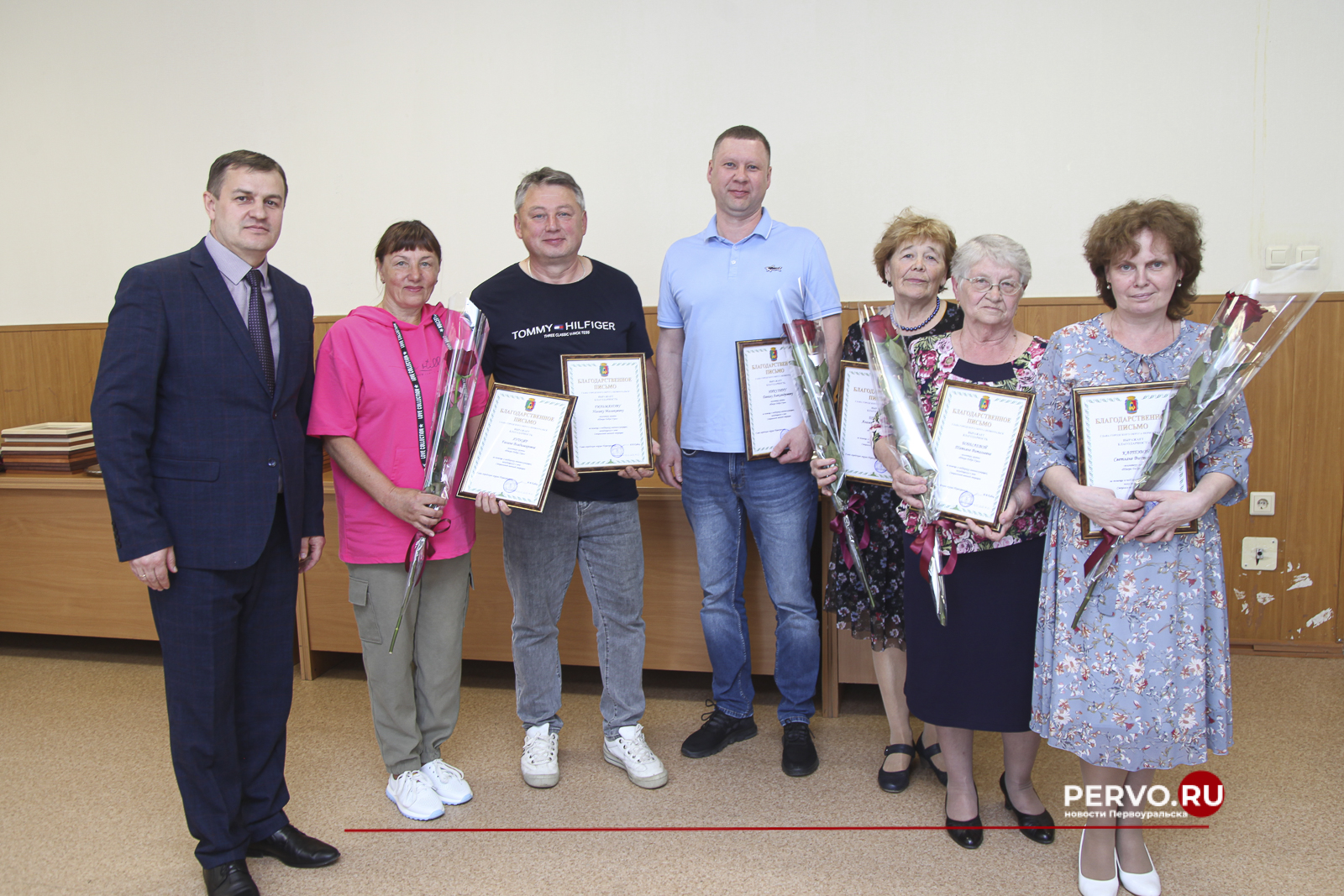 В администрации Первоуральска наградили волонтеров, оказывающих помощь участникам специальной военной операции