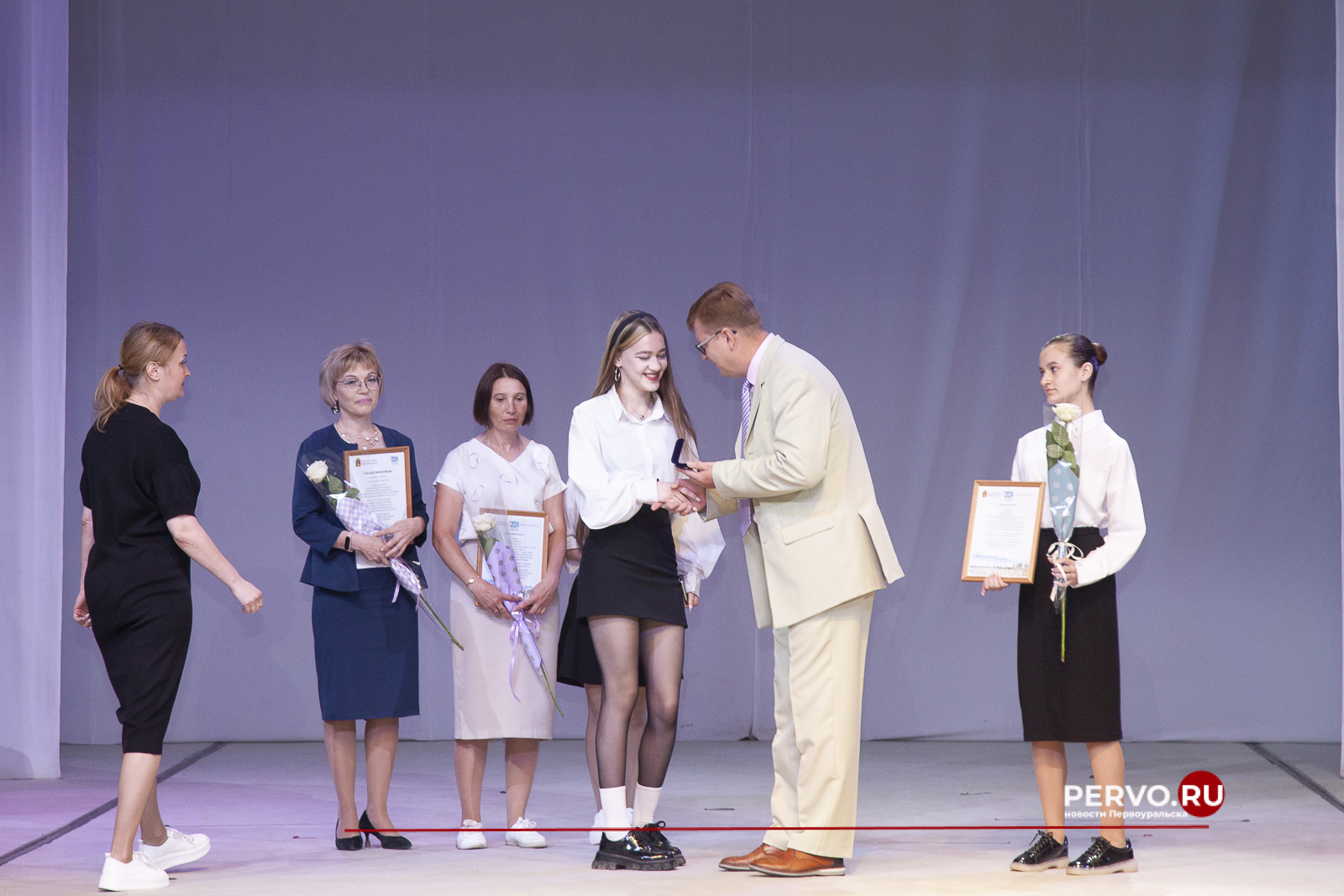 В Первоуральске 56 выпускников получили медали I и II степени «За особые успехи в учении»