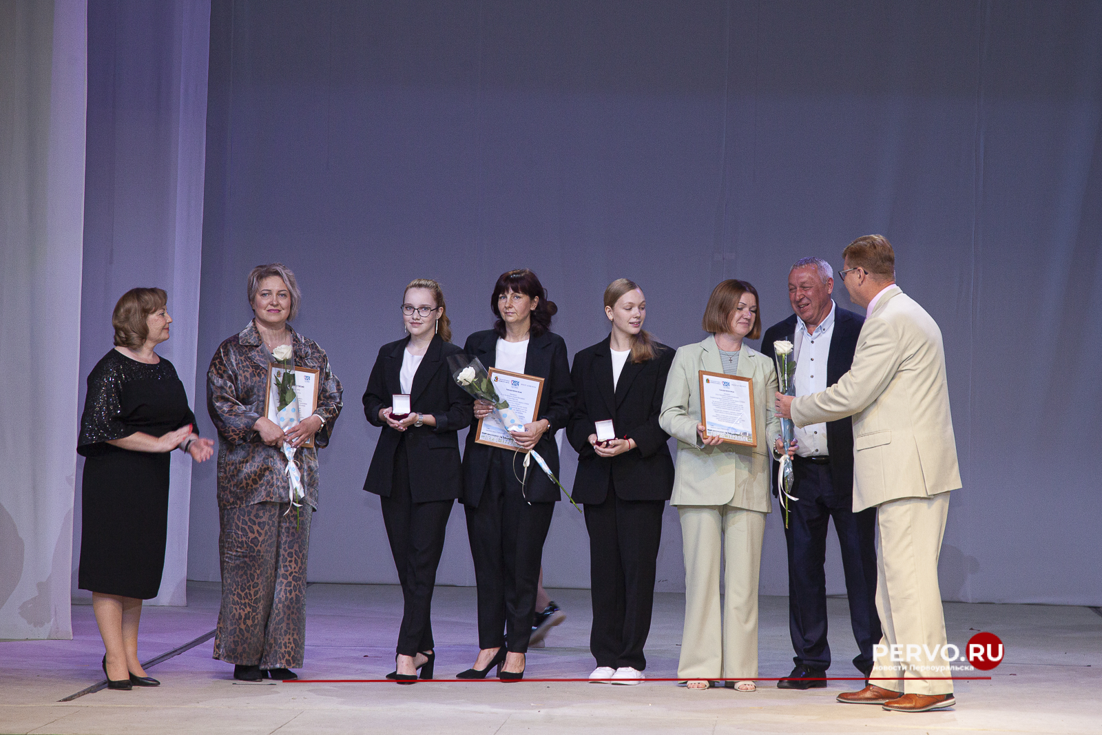 В Первоуральске 56 выпускников получили медали I и II степени «За особые успехи в учении»