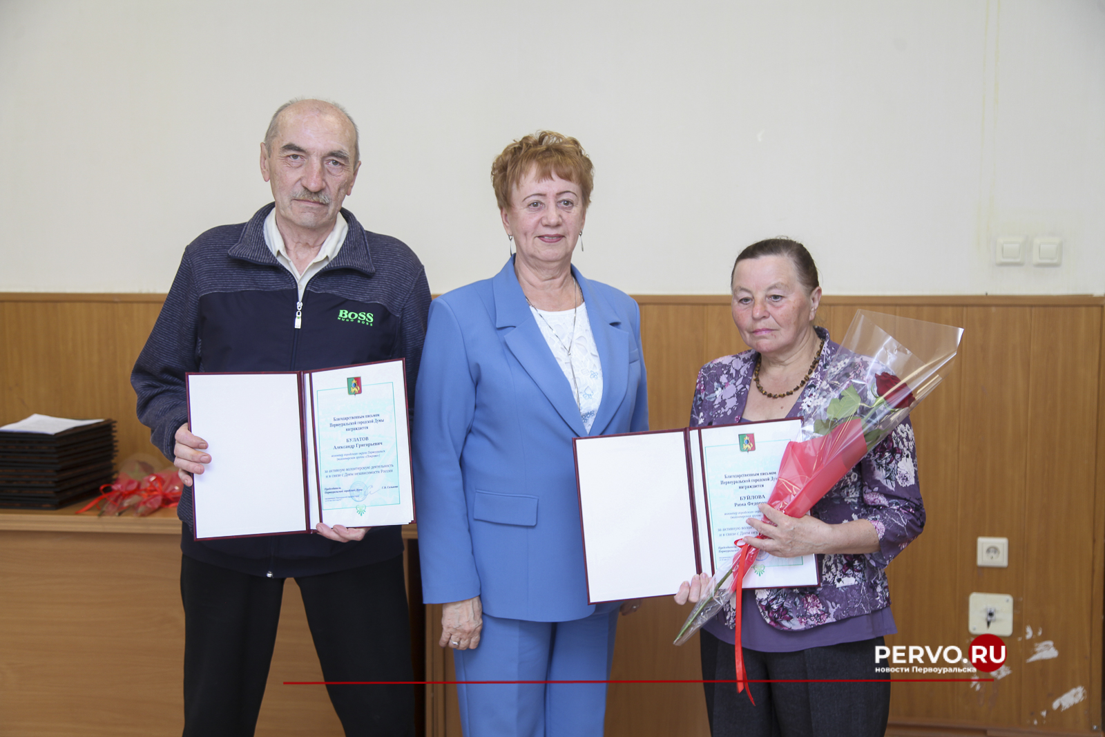 В администрации Первоуральска наградили волонтеров, оказывающих помощь участникам специальной военной операции