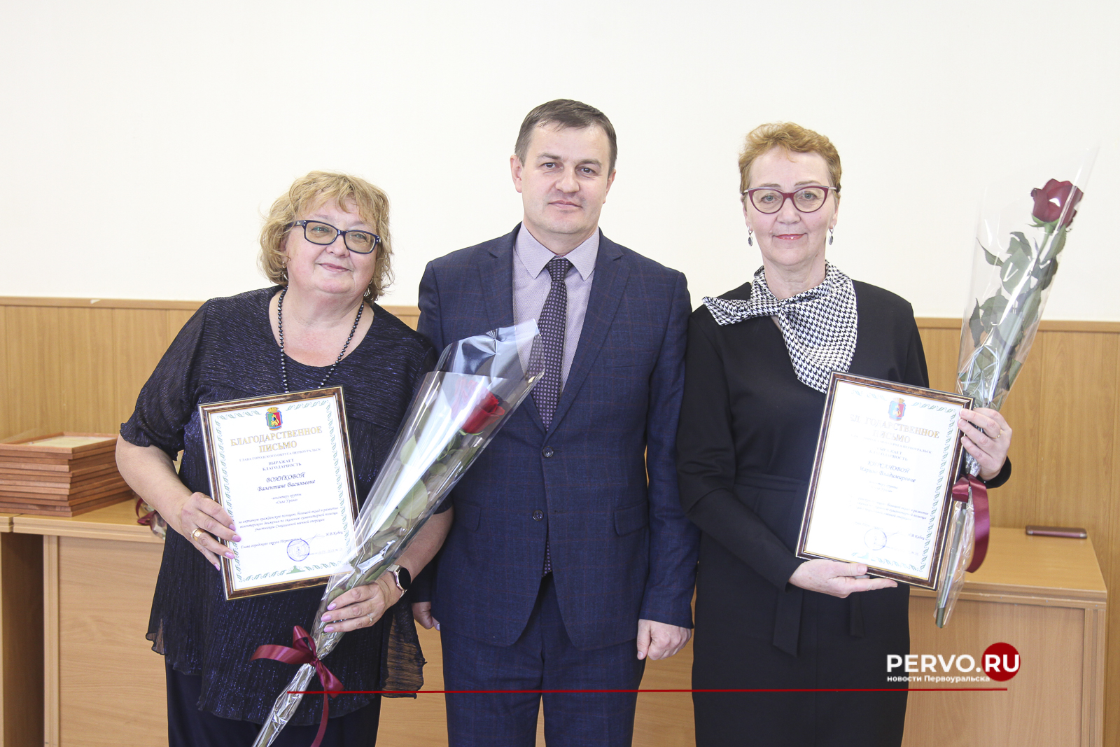 В администрации Первоуральска наградили волонтеров, оказывающих помощь участникам специальной военной операции