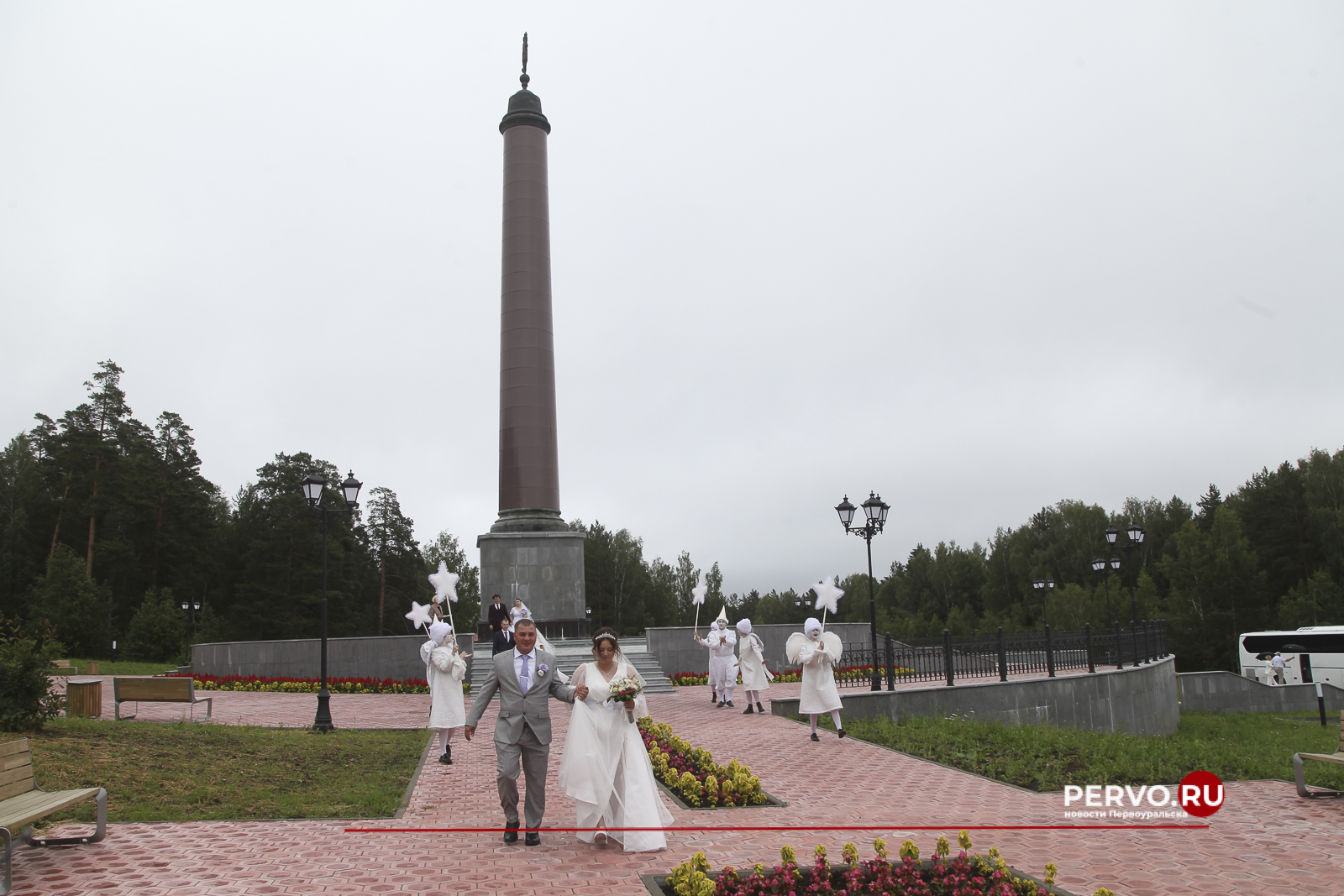 В Первоуральске три молодых пары связали себя узами брака на стеле «Европа-Азия»