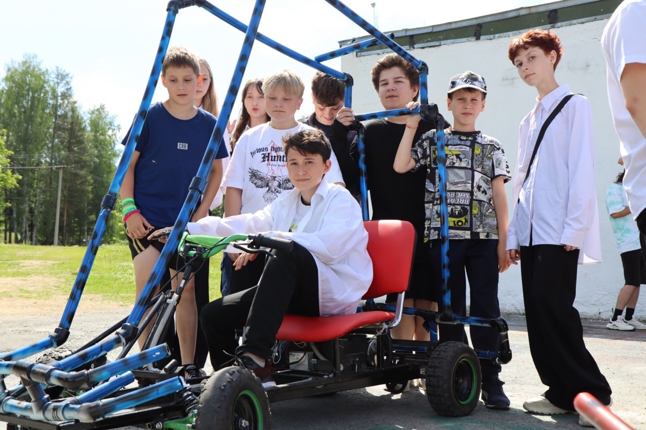 При поддержке компании CYBERSTEEL в рамках летней оздоровительной кампании в ФОК «Гагаринский» организован профориентационный проект «ПрофМе