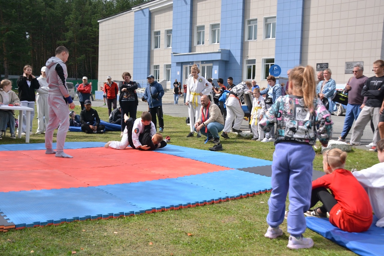 На стадионе в Первоуральске прошёл праздник, посвященный Дню физкультурника