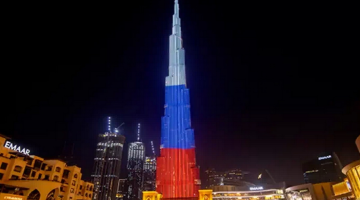 Самая высокая башня в мире окрасилась цветами флага России